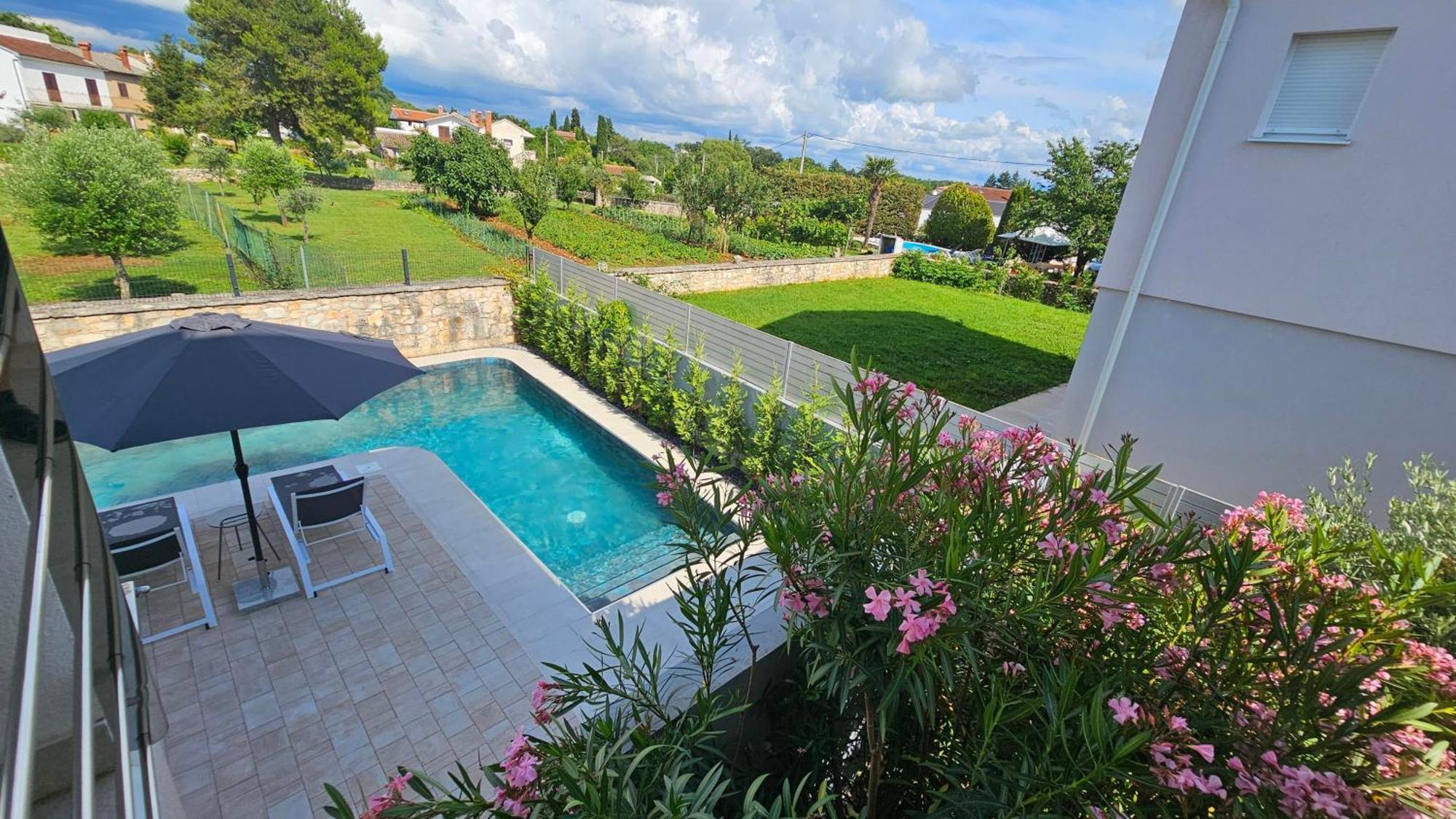 With Pool Casa Bianca Apartment Matohanci