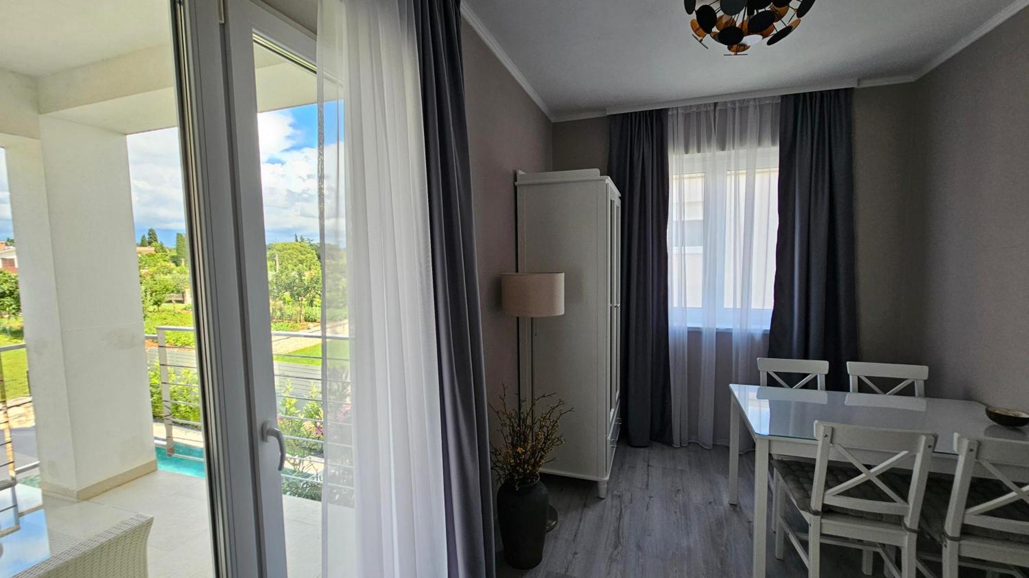 Apartment With Pool Casa Bianca *