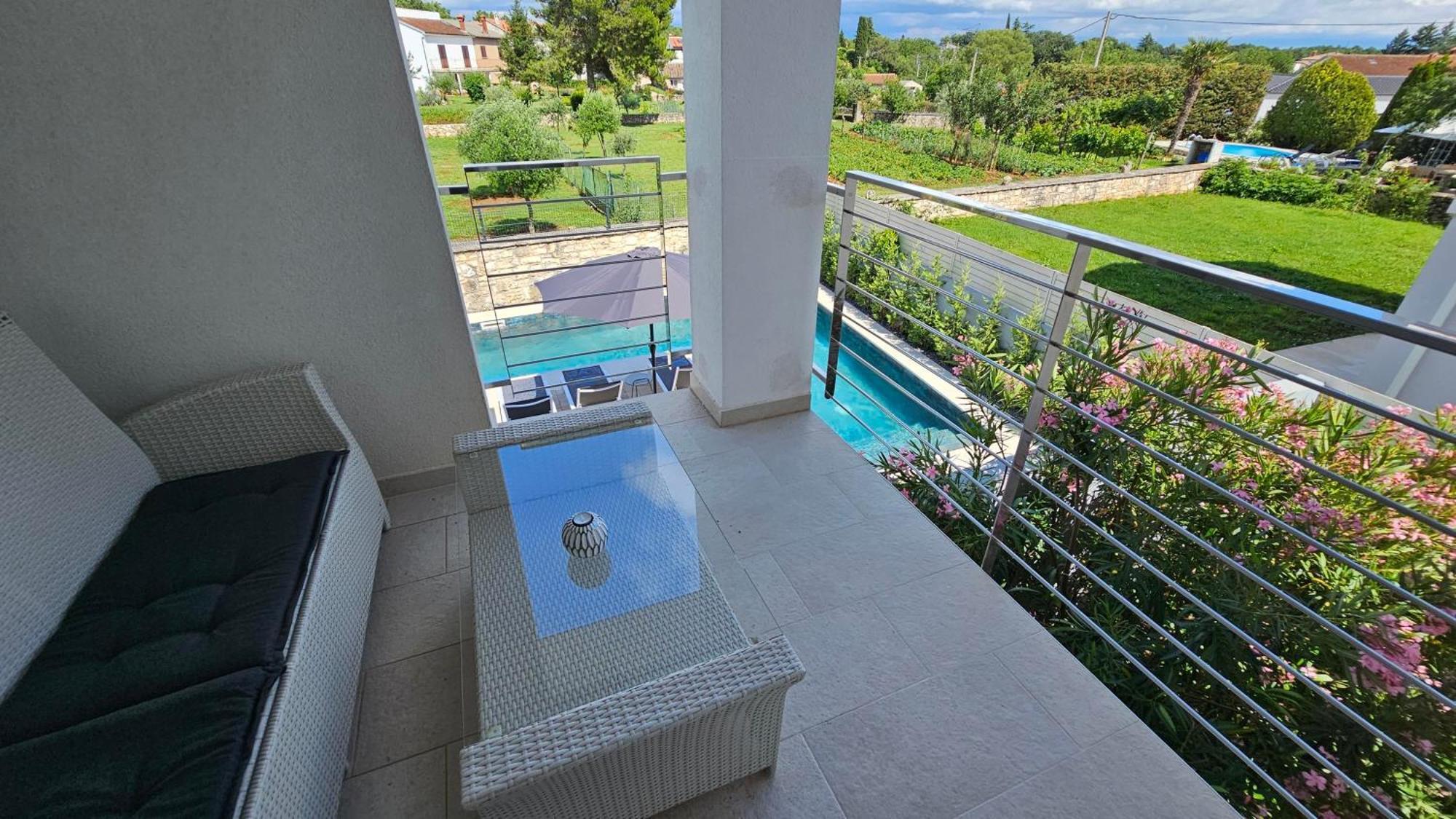 Apartment With Pool Casa Bianca