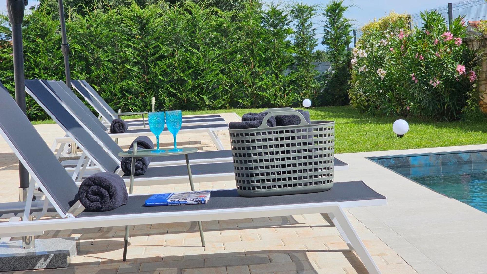 Apartament With Pool Casa Bianca Matohanci